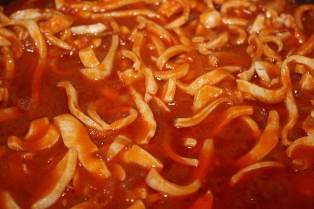 Макароны с кальмарами в томатном соусе